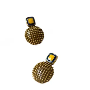 Pendientes geométricos de esmalte vintage con diseño de puntos en relieve dorados