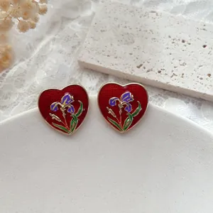 Orecchini a lobo retrò a cuore con smalto rosso e design a fiore di iris viola.