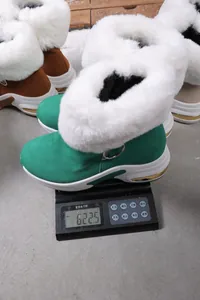 Warm green winter platform snow boots with white faux fur lining, shown weighing 622.5g