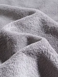 Primo piano macro della morbida trama in pile grigio per abbigliamento invernale
