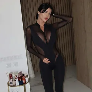 Vista detallada de un mono sexy negro con retazos de malla y manga larga en el modelo