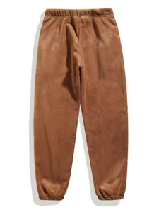 Gedetailleerd overzicht van bruine fleece joggingbroek met elastische taille
