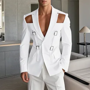 Dettaglio del blazer bianco da uomo con ritagli sulle spalle e fibbie metalliche