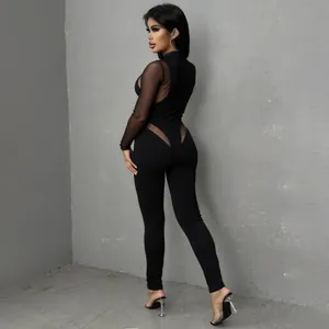Vista detallada de un mono negro de manga larga con paneles de malla sexy y cuello alto