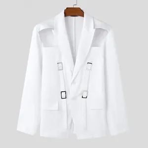 Dettaglio del blazer bianco slim fit con ritagli sulle spalle e fibbie metalliche