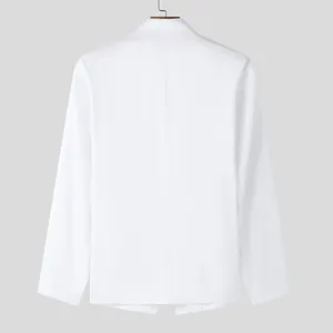 Vista posteriore dettagliata di un blazer bianco slim fit da uomo dal taglio netto