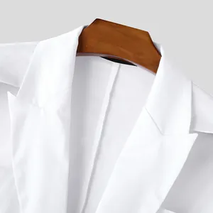 Dettaglio ravvicinato del rever a dente di un blazer bianco slim fit da uomo.