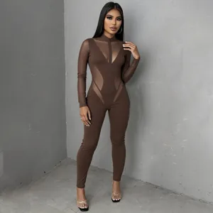 Mono ajustado marrón de manga larga con malla transparente y diseño de cuello alto