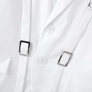Dettaglio ravvicinato di una giacca bianca slim-fit con cinturini decorativi in metallo