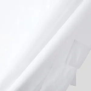Dettaglio macro del tessuto bianco di qualità superiore di una giacca da uomo slim fit