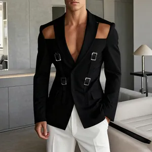 Dettaglio blazer nero da uomo con spalle scoperte e fibbie metalliche quadrate