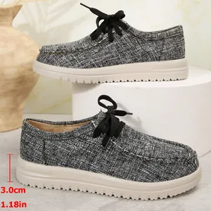 Detailweergave van casual grijze loafers met een comfortabele zool van 3,0 cm dik