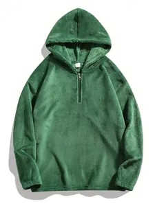 Vista ravvicinata di una felpa con cappuccio in pile verde con texture e zip in metallo