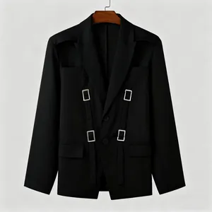 Dettaglio blazer nero slim uomo con cut-out sulle spalle e fibbie metalliche decorative