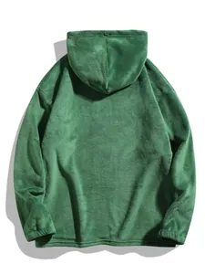 Vista posteriore di una felpa con cappuccio in pile verde per il comfort maschile.