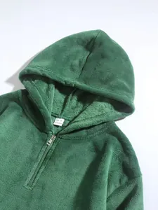 Dettaglio ravvicinato della felpa verde in peluche da uomo con morbida texture e mezza zip