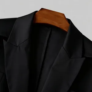 Vista dettagliata del bavero e del colletto di un blazer nero da uomo dal taglio aderente