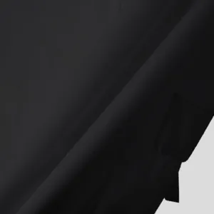 Vista macro dettagliata che mostra la trama premium del tessuto nero del blazer slim da uomo