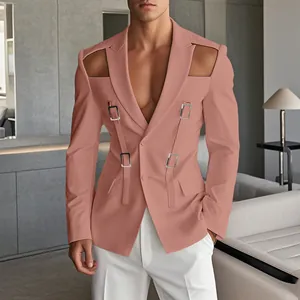 Dettaglio del blazer slim fit da uomo con aperture sulle spalle e fibbie metalliche.