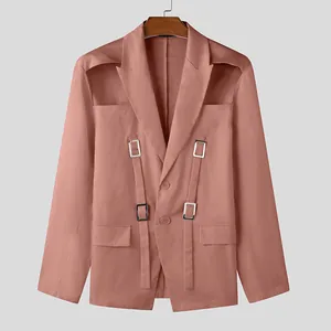Dettaglio blazer uomo rosa cipria slim fit con spalle scoperte e fibbie metalliche