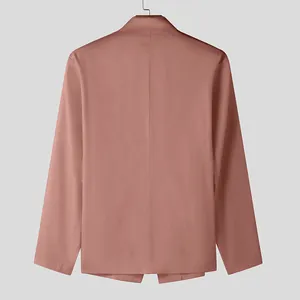 Vista posteriore dettagliata di una giacca da uomo slim fit rosa antico su appendino