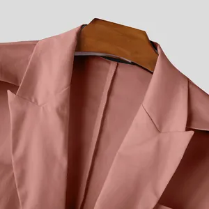 Primo piano del colletto e del rever di un blazer da uomo slim fit rosa antico