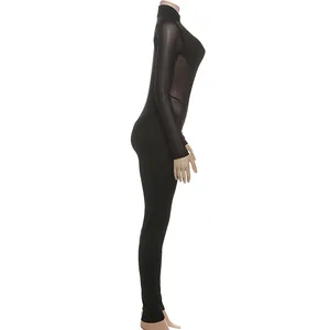 Vista lateral del body negro sexy con retazos de malla, cuello alto y manga larga
