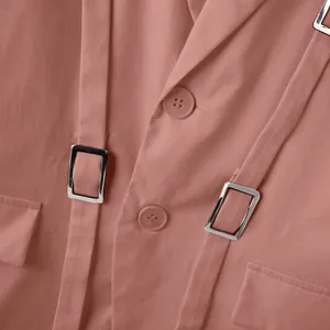 Primo piano di blazer da uomo rosa con fibbie in metallo e trama di bottoni abbinati