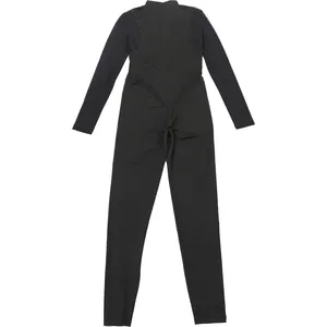 Vista trasera de un mono sexy negro con patchwork de malla y detalles transparentes