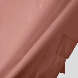 Vista macro della trama del tessuto rosa di un blazer alla moda da uomo slim fit