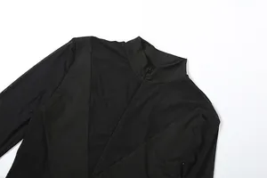 Primer plano del diseño de malla transparente en un body negro elegante