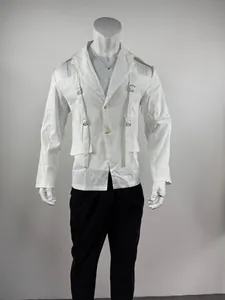 Vista dettagliata del blazer bianco da uomo con spalle scoperte e fibbie metalliche