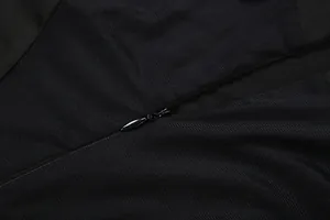 Primer plano detallado de cremallera invisible y tejido de malla en un sexy body negro de mujer