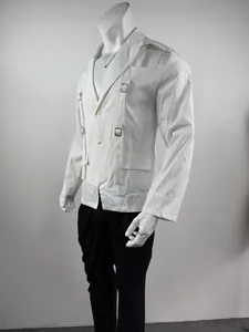 Dettaglio blazer bianco slim da uomo con spalle scoperte e fibbie metalliche