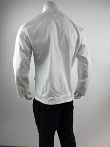 Vista posteriore di una giacca da uomo bianca slim fit per spettacoli ed eventi.
