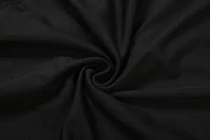 Vista macro que muestra la fina textura y caída del tejido negro del body elástico.