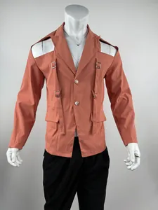 Dettaglio blazer da uomo terracotta con ritagli sulle spalle e fibbie metalliche decorative