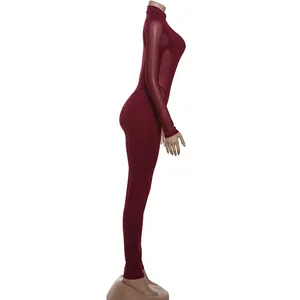 Vista lateral detallada del body bordeaux sexy con malla transparente empalmada