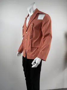 Dettaglio laterale di un blazer da uomo slim fit con tagli alla moda e fibbie metalliche.