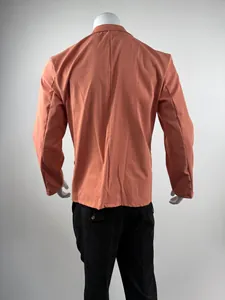 Vista posteriore dettagliata di una giacca da uomo slim fit color terra di siena
