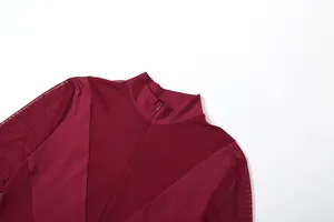 Primer plano de un body granate con paneles de malla transparente y cuello alto.