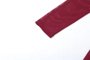 Primer plano del tejido de malla granate y costuras en manga larga transparente