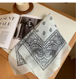 Détail d'un foulard carré de 58 cm en coton et lin avec motif cachemire noir classique.