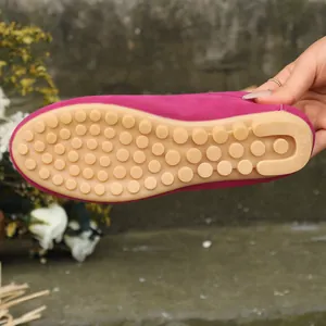 Primer plano detallado de la suela de goma antideslizante en mocasines fucsia de mujer
