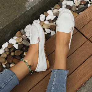 Mocasines blancos elegantes para mujer con acabado texturizado y hebilla dorada