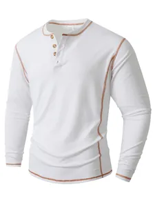 Vue détaillée d'un t-shirt Henley à manches longues pour hommes avec surpiqûres marron et 4 boutons.