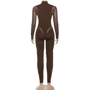 Vista trasera detallada del body marrón sexy con paneles de malla transparente