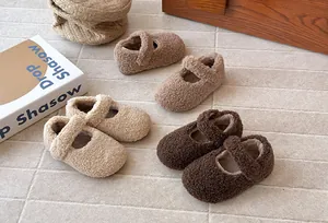 Vista detallada de zapatos Mary Jane de felpa para niñas en beige, canela y marrón.