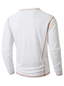 Vue arrière d'un t-shirt Henley blanc à manches longues avec coutures contrastées.
