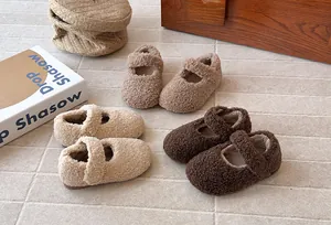 Vista detallada de zapatos Mary Jane de felpa para niñas en varios tonos tierra neutros